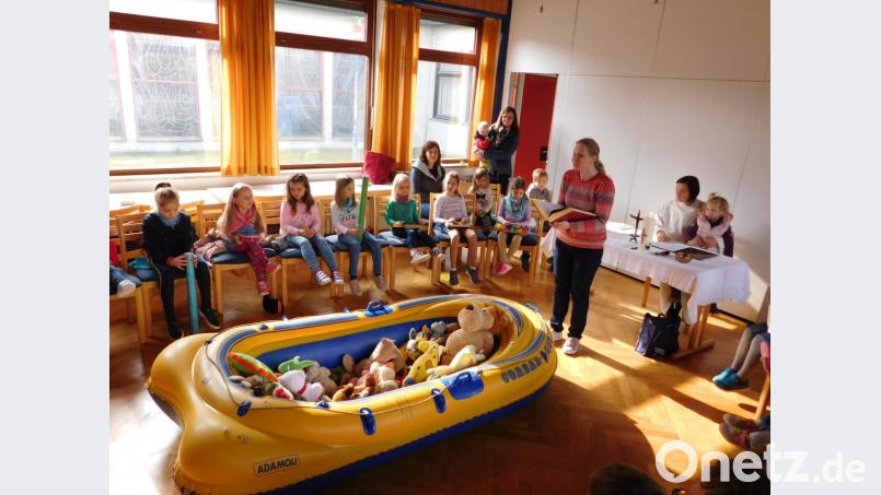 Alle Kuscheltiere dürfen auf die Schlauchboot-Arche. Die Buben und Mädchen sind bei der ersten Kinderkirche mit Eifer dabei. Bild: wrt