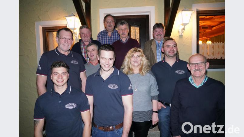 Michael Stahl (Vorne, Zweiter von links) ist der neue Chef der starken Truppe rund um den Fahrenberg. Nach 24 Jahren gibt Paul Völkl (hinten, Mitte) den Vorsitz ab. Bild: fvo