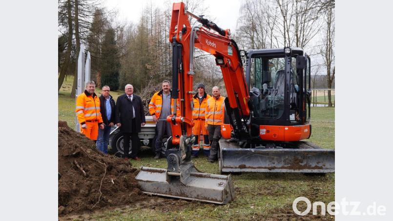 Bürgermeister Heinz Weigl (dritter von links) und der Berater der Firma BIV, Peter Prem (zweiter von links) überzeugten sich von der Leistungsfähigkeit des neu angeschafften Baggers. Das Team des Bauhofs freut sich über das neue, moderne Gerät und zeigte sich überaus zufrieden. Bild: weu