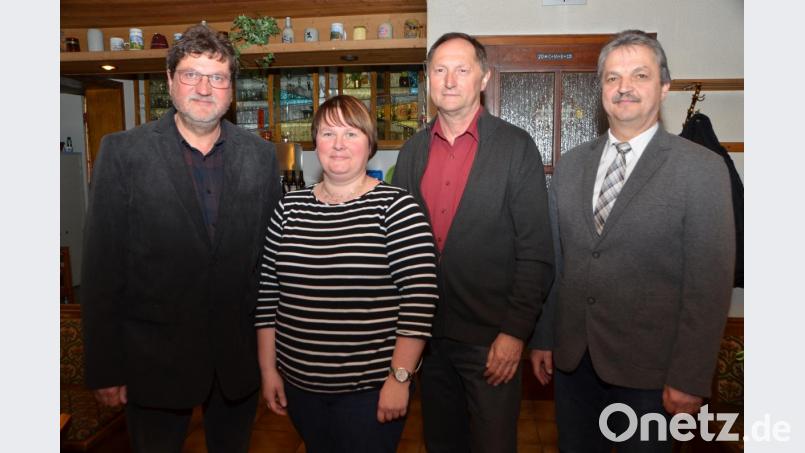 CSU-Ortsvorsitzendem Johann Wiesent (links) und Bürgermeister Andreas Wutzlhofer zeichnen Martina Rauch und Richard Troglauer (Mitte) für ihre politische Treue aus. Bild: dob