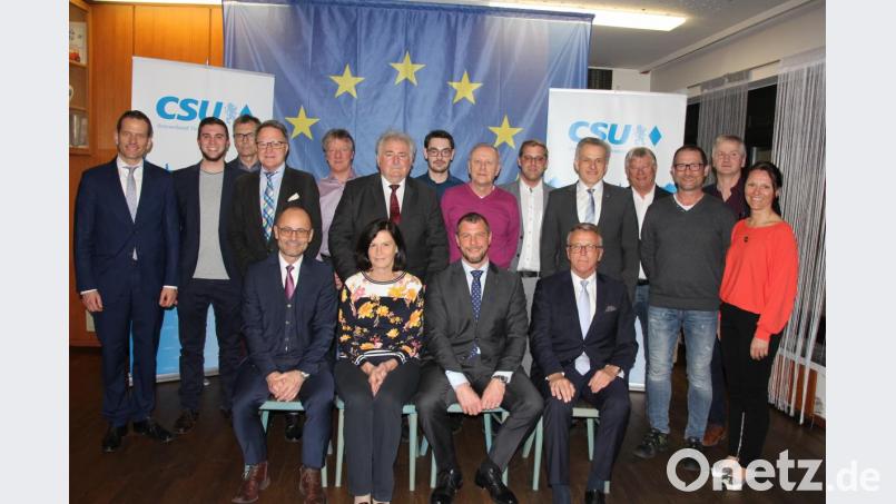 Dieses Team um den wiedergewählten Vorsitzenden Huberth Rosner (sitzend, Zweiter von rechts) bestimmt in den kommenden zwei Jahren die Geschicke der Tirschenreuther CSU. Bild: kro