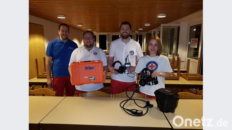Thomas Heibl (Zweiter von rechts) freut sich mit Kameraden der Wasserwacht-Ortsgruppen Weiherhammer und Neustadt/WN über die Vollgesichts-Tauchmasken mit Unterwasser-Sprecheinrichtungen. Bild: hcz