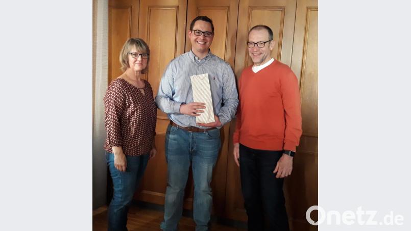 Elisabeth Gottsche (links) und Vorsitzender Karl Lorenz (rechts) von der Seniorengemeinschaft "Generation Hand in Hand" bedankten sich bei Apotheker Stefan Weidinger für den Vortrag über Tabletten, Tropfen und Co. Bild: lep