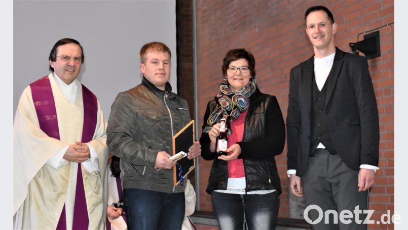 Sieben Jahre lang war André Wächter (Zweiter von links) Mesner in Grafenwöhr. Pfarrer Bernhard Müller (links) verabschiedete ihn am Sonntag während des Gottesdienstes in der Friedenskirche. Worte des Dankes sprach nach dem Pfarrer auch Pfarrgemeinderatssprecher Stephan Wolf (rechts). Zusammen mit Martina Friedrich überreichte er an Wächter auch kleine Geschenke. Bild: rgr