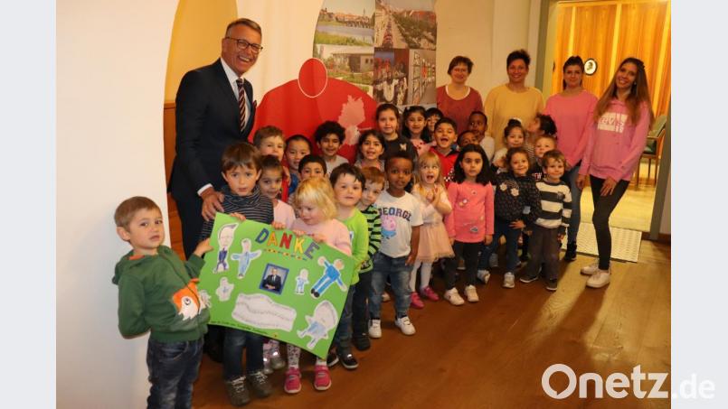 Die Kinder mit Bürgermeister Franz Stahl, Erzieherin Heike Hottner sowie den Kinderpflegerinnen Ria Schwarz, Katharina Eckstein und Lara Gradl (von links) beim Besuch im Rathaus. Bild: Stadt Tirschenreuth