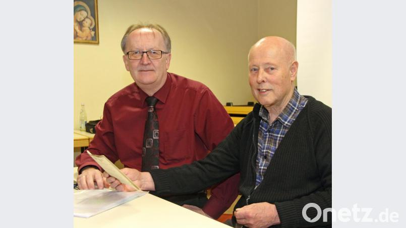 KAB-Vorsitzender Franz Völkl (rechts) würdigt das Fachwissen von Josef Wismet: "Er versteht es, uns das diffizile Rentenrecht näher zu bringen." Bild: nm