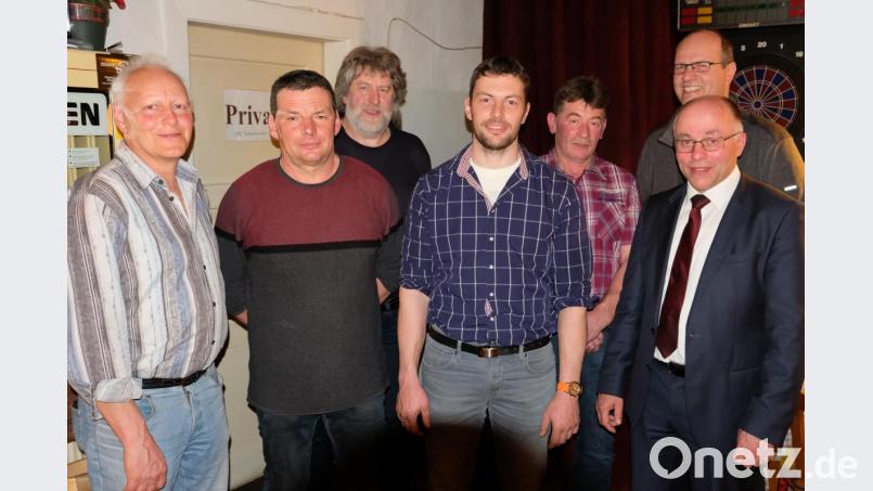 Mit einem neuen Jagdvorstand geht die Jagdgenossenschaft Seitenthal in die nächste Wahlperiode. In geheimer Abstimmung wählen die Mitglieder Florian Lehner (Mitte) einstimmig zum neuen Jagdvorsteher. Erster Gratulant ist Bürgermeister Albert Nickl (rechts). Bild: do