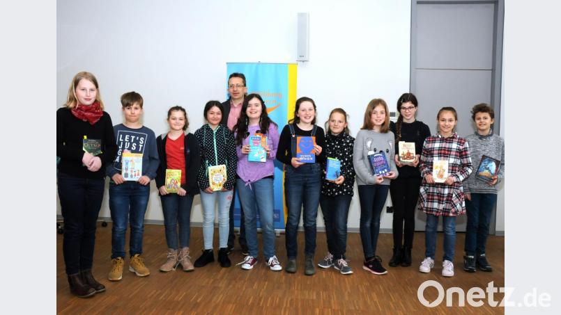 Sie hatten sich für den Bezirksentscheid im Vorlesen qualifiziert (von links): Hannah Bauer (Kötzting), Felix Schmidkonz (Waldsassen), Katia Kohler (Auerbach), Annika Senft (Kallmünz), Amanda Zeus (Burglengenfeld), Nora Süß (Regensburg), Paula Winter (Oberviechtach), Paula Nerb (Max-Reger-Gymnasium Amberg), Emily Hofmann (Weiden), Emilia Schönfelder (Eschenbach) und Florian Niebler (Neumarkt). Bild: Stephan Huber
