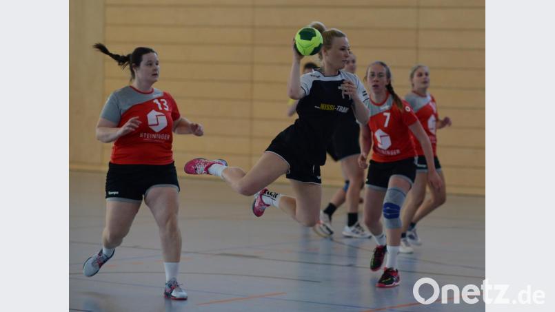 Nur fliegen ist schöner: Marie Fiala (am Ball) setzte elegant zum Wurf an und steuerte zwei Treffer zum Heimsieg der HSG Nabburg/Schwarzenfeld bei. Bild: ham