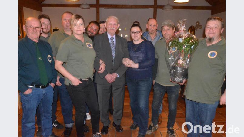 Der Vorstand des Fischereivereins Weiden Ehrenmitglied Richard Neulinger (Fünfter von rechts) zum 80. Geburtstag. Bild: Kunz