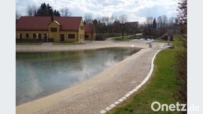 Entlang der Granitzeile um das Badebecken in der Freizeitanlage &quot;Bäckeröd&quot; wird die Marktgemeinde eine Bechlorungs-Rinne mit Kosten von fast einer dreiviertel Million Euro als teuerste Investition im aktuellen Haushalt wohl schultern müssen. Bild: fjo