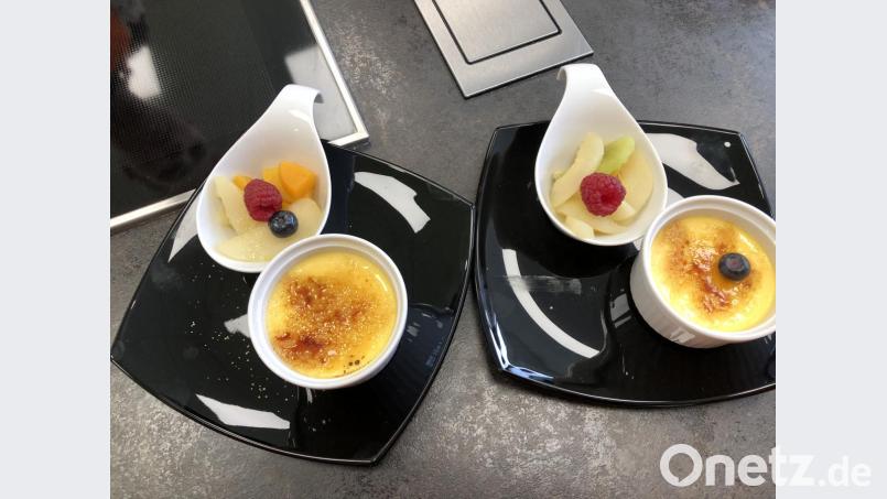 Schüler kochen mit Profi Maria Burkhard. Bild: exb