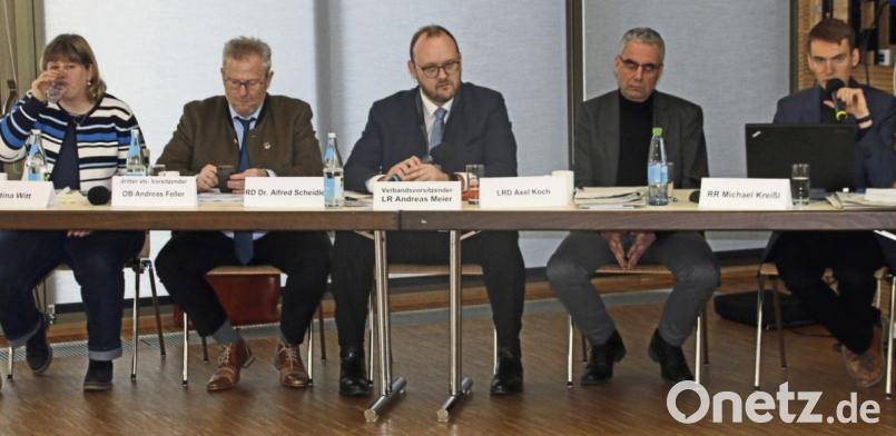 Landrat Andreas Meier (Mitte) leitet die Sitzung des Regionalen Planungsverbandes Oberpfalz-Nord. Mit ihm auf dem Podium (von links) Bettina Witt, Schwandorfs Oberbürgermeister Andreas Feller und die Regierungsvertreter Axel Koch und Michael Kreißl. Bild: jrh