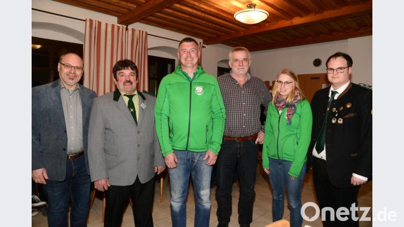 Leuchtenbergs zweiter Bürgermeister Karl Liegl (links) und Gauschützenmeister Stefan Brandmiller (rechts) freuen sich über die Übernahme der Ehrenämter durch Schützenmeister Josef Bäumler, Stellvertreter Anton Simon, Schriftführer Siegfried Maier und Jugendsportwartin Annemarie Bäumler (von links). Bild: bey