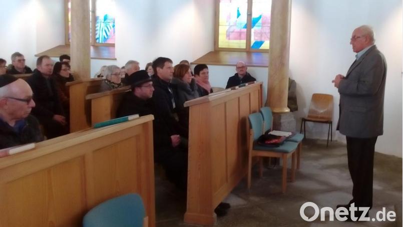 Anton Eismann bei seinem Vortrag in der Flosser Synagoge. Bild: exb