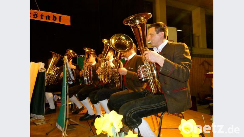 Fast ohne Pause erklingt Blasmusik in der Mehrzweckhalle. Hauptprotagonist sind Musiker der Stadtkapelle (Foto), die sich zur Neuauflage des "Oberviechtacher Musikantenstadls" befreundete Kapellen und Gruppen eingeladen haben. Bild: bgl