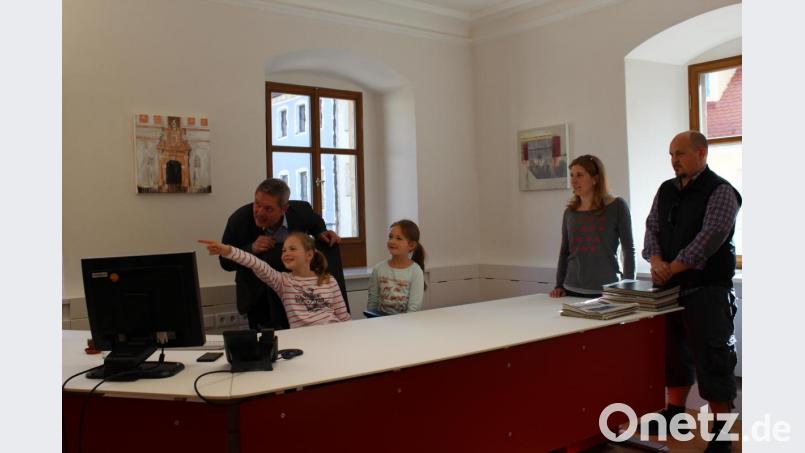 Auch die jungen Auerbacher zeigen beim Tag der offenen Tür Interesse am neuen Rathaus. Bild: cs