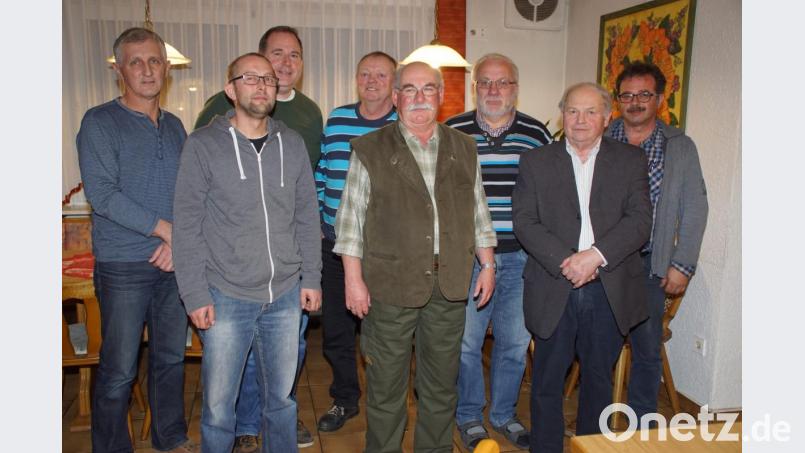 Die Jagdgenossen bestätigten bei der Neuwahl das bisherige Führungsgremium mit Franz Pauli (Vierter von rechts) als Jagdvorsteher. Bild: mmj