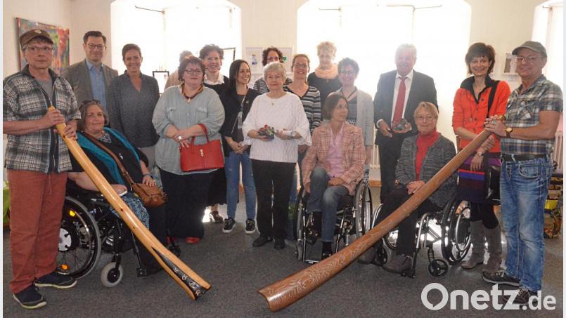 Mit Didgeridoo-Klängen der Gruppe &quot;Boundless&quot; eröffnet unter anderem Initiatorin Susanne Kempf (Sechste von links) die Ausstellung &quot;Denken, Fühlen, Malen&quot; in der Galerie des Alten Schulhauses. Bild: Kunz