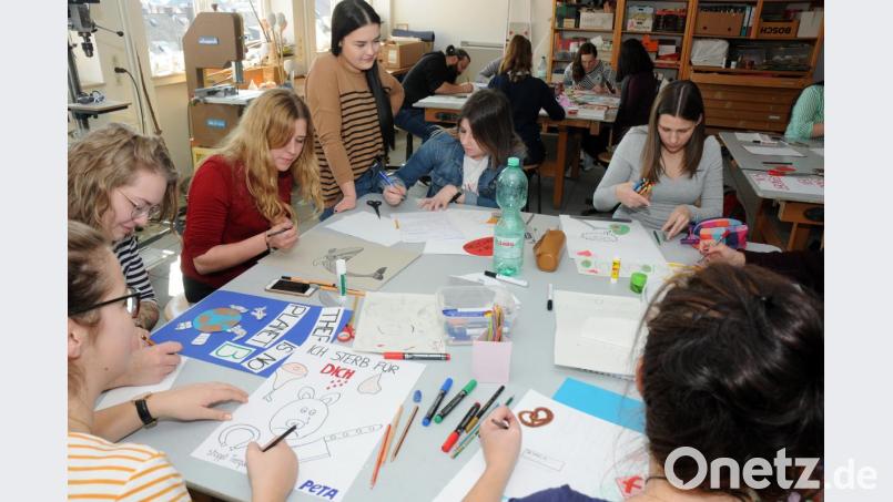 Im Kunstunterricht lernen die angehenden Erzieher, ihrer Kreativität freien Lauf zu lassen. Bild: Stephan Huber