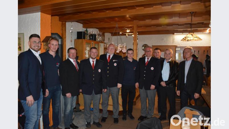 Die Führungsriege und Ehrengäste: (von links) stellvertretender Kreisgeschäftsführer Sven Lehner, Taktischer Leiter Kilian Fraunholz, Gemeinderat Ludwig Melzer (Immenreuth), Bereitschaftsleiter Florian Hösl, Kreisbereitschaftsleiter Christian Stahl, HvO-Leiter Immenreuth Daniel Müller, stellvertretender Bereitschaftsleiter Jörg Müller, stellvertretender Taktischer Leiter Sebastian Herrmann sowie die Bürgermeister Günter Kopp (Kulmain) und Peter König (Neusorg). Bild: ak