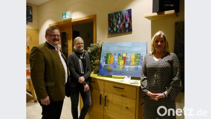 &quot;Die Skyline von Bärnau&quot;, wie Bürgermeister Alfred Stier (links) das Gemälde kurzerhand umbenannte, wird bald im Bärnauer Rathaus hängen. Ursprünglich hieß das Gemälde von Ursula Neumann (rechts) Skyline von Tolú. Bild: ebr