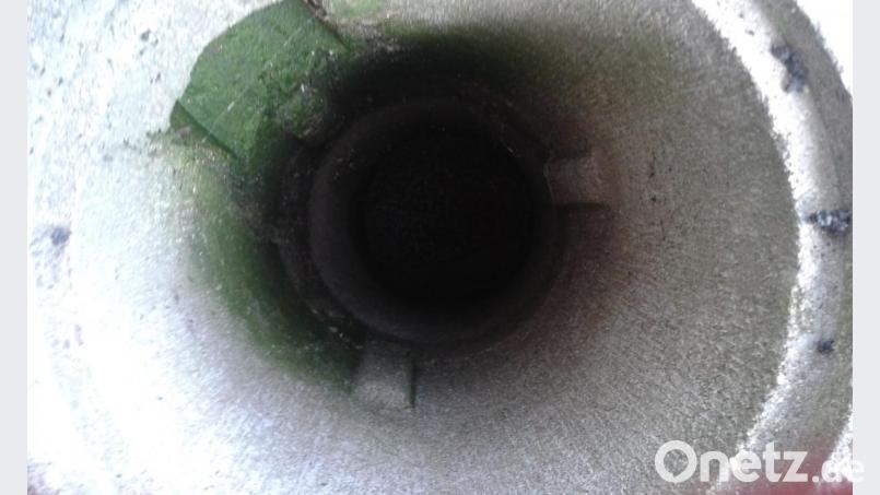 Auf diesem etwa 75 Zentimeter hohen Schacht vergaßen Stadtarbeiter nach einer Straßensanierung den Kanaldeckel. Das wurde den Igeln zum Verhängnis. Bild: exb/Pflaum