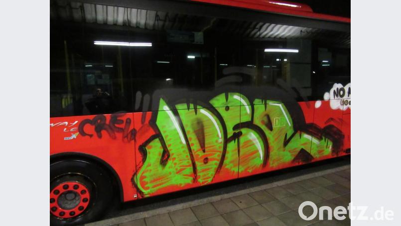 Auch Linienbusse beschmierten die Jugendlichen. Bei ihren Spray-Aktionen im gesamten Stadtgebiet richteten sie einen Schaden von über 100 000 Euro an. Bild: exb/Polizei Schwandorf
