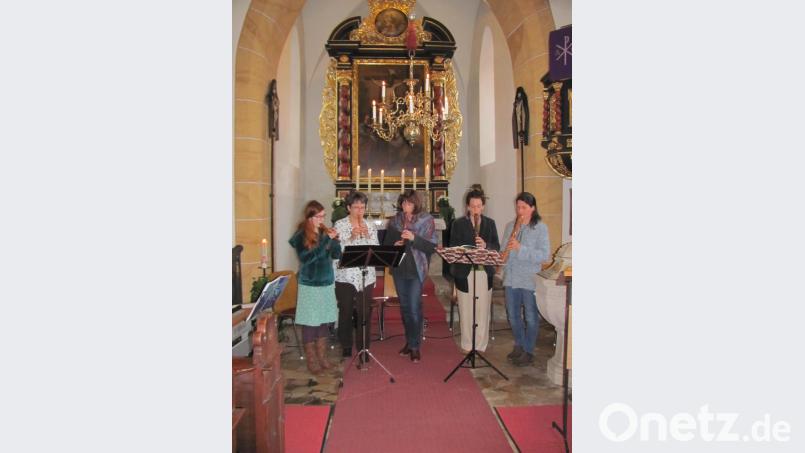 Lotta Wiesner, Renate Buchfelder, Ulrike Wiesner, Elke Wiesner und Katrin Wiesner (von links) erfreuten mit Flöten- und Pianospiel und auch Gesang. Bild: sei