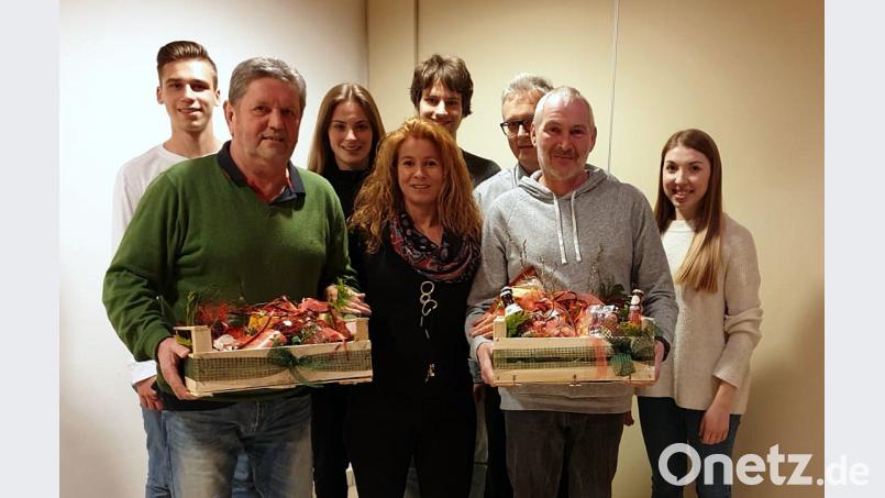 Renate Ziegler (vorne, Mitte) ist die neue Abteilungsleiterin der DJK-Leichtathleten. Ihr Vorgänger Georg Jakob (vorne rechts) tritt nach 10 Jahren nicht mehr an. Franz Grau (vorne links) wurde für 30 Jahre als Trainer und Organisator geehrt. Bild: bgm