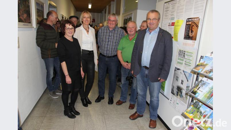 Große Mühe haben sich die Organisatoren der Ausstellung gegeben. Im Bild von links Petra Rehorz, Karin Dembianny, Herbert Schimmer und Josef Mutzbauer mit Bürgermeister Josef Deichl. Bild: ral