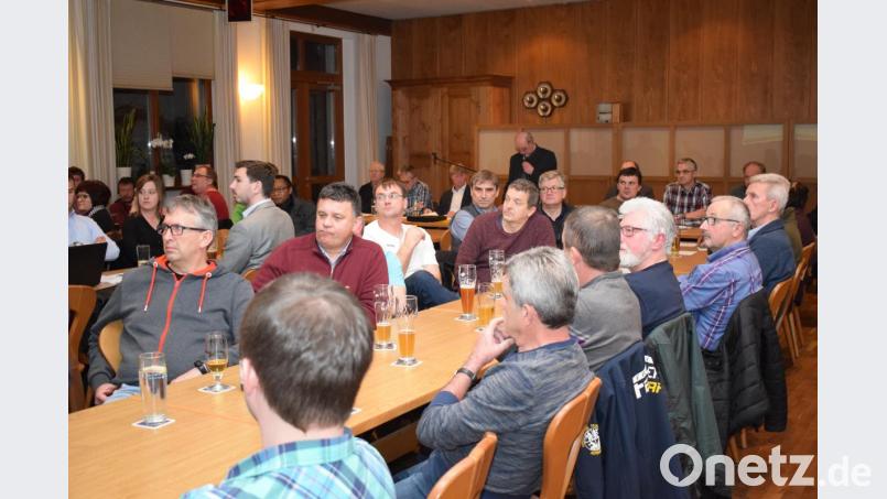 Mit großem Interesse folgten die Bürger den Ausführungen des Bürgermeisters in der Bürgerversammlung. In Anschluss sparten sie nicht mit Diskussionsbeiträgen. Bild: bnr