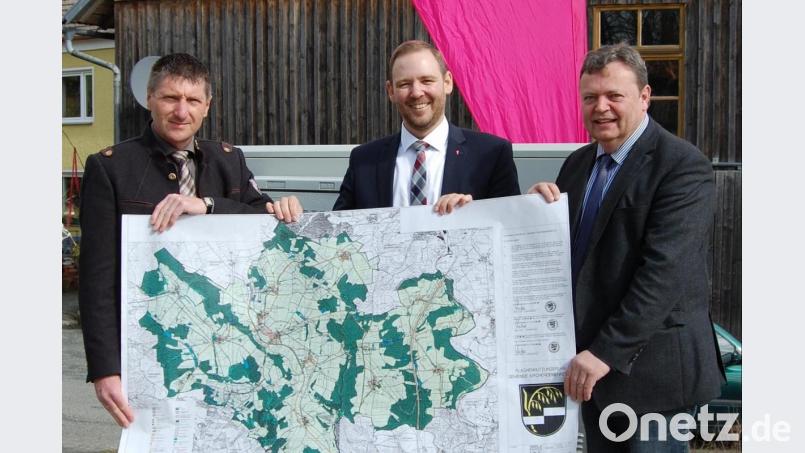 Enrico Delfino vom Infrastrukturvertrieb der Telekom (Mitte) übergab zusammen mit seinem Kollegen Josef Markl, Regionaler Ansprechpartner der Telekom Technik (links), die Unterlagen für den schnellen Internetausbau des kompletten Haberlandes an Bürgermeister Gerhard Kellner (rechts). Bild: sm