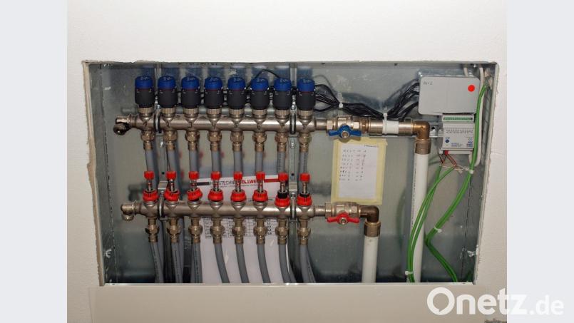 Der Fußbodenheizkreisverteiler ist installiert und in Betrieb. Bild: sön