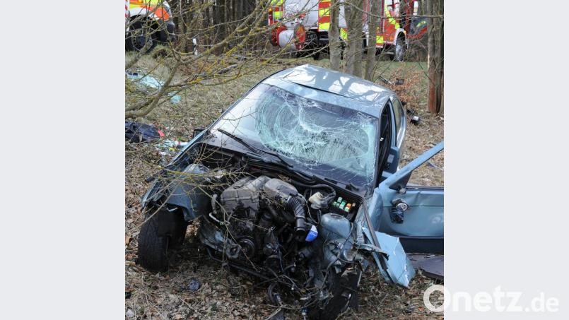 Nur noch Schrottwert hatte der BMW einer 46-Jährigen Frau nach einem Unfall am Autobahnzubringer. Bild: gf