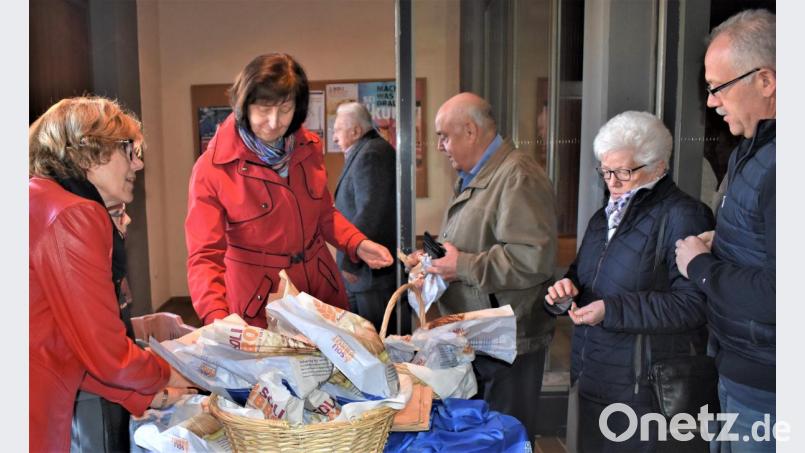 Nach dem 10-Uhr-Gottesdienst wurde das &quot;Solibrot&quot; in der Friedenskirche Grafenwöhr von Mitgliedern des Katholischen Frauenbundes verkauft. Bild: rgr