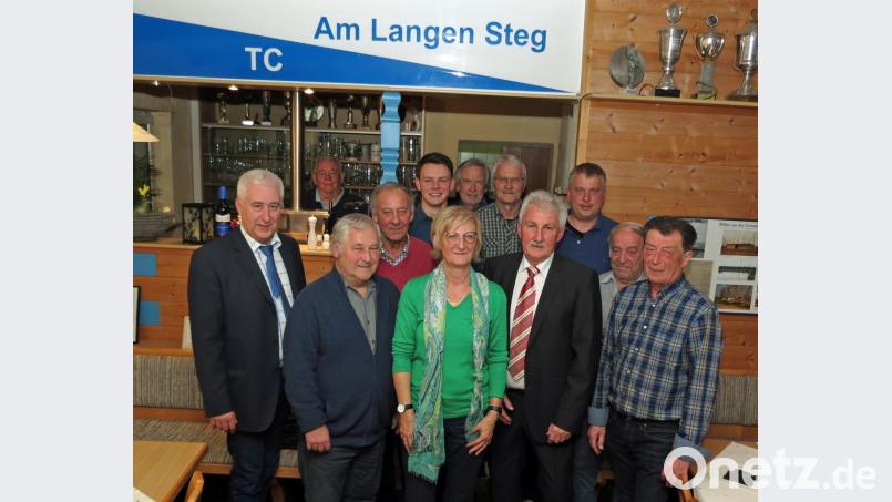 Gerd Neumann (Vierter von rechts) bleibt Vorsitzender des TC Am Langen Steg und kann auf einen fleißige Vorstand setzen. Stadtverbandspräsident Reinhard Meier (links) lobt die Jugendarbeit. Bild: Dobmeier