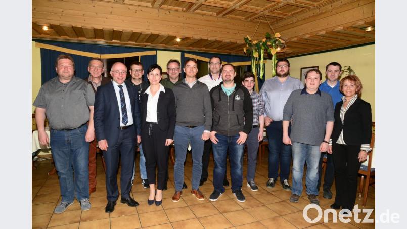 Stellvertretender Landrat Albert Nickl freut sich über die Wiederwahl von CSU-Ortsvorsitzender Tanja Schiffmann, der Wahl von Jürgen Ebner, Tobias Döllner (erste Reihe von links) und Phillip Konz (Vierter von rechts) als stellvertretende Ortsvorsitzende. Bild: bey