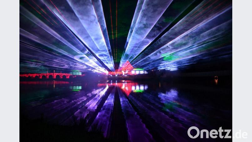 Kein schlechtes Beispiel für eine Laser-Show: Aufgenommen im Fischhofpark Tirschenreuth. Der Weidener Stadtrat diskutierte am Montag, ob sie als Alternative oder Ergänzung bei den städtischen Volksfesten denkbar wäre. Bild:Foto Lasershow im Fischhofpark Tirschenreuth.  Lasershow Tirschenreuth