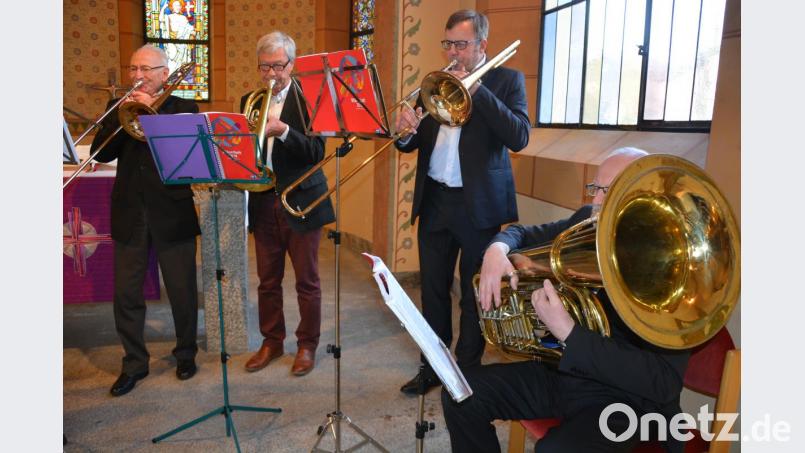 Mit der Tuba bereicherte Pfarrer Martin Schlenk (rechts) den achtköpfigen evangelischen Posaunenchor. Bild: jr