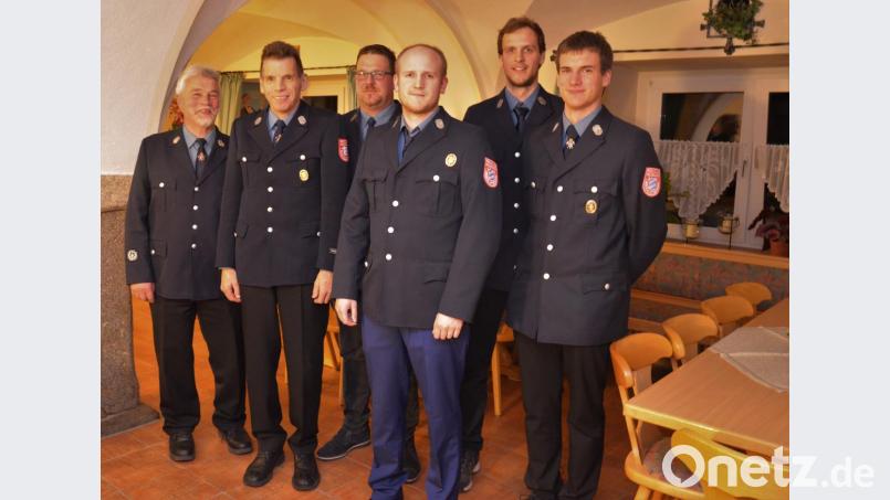 Ehrungen bei der Feuerwehr Groschlattengrün: Von links stellvertretender Kommandant Richard Hess mit Reiner Heindl und Stefan Schübel, die beide 30 Jahre aktiv dabei sind. Seit einem Jahrzehnt in den Reihen der ehrenamtlichen Helfer vertreten sind Stefan Böx und Markus Böx. Rechts Kommandant Stefan Heindl. Bild: exb