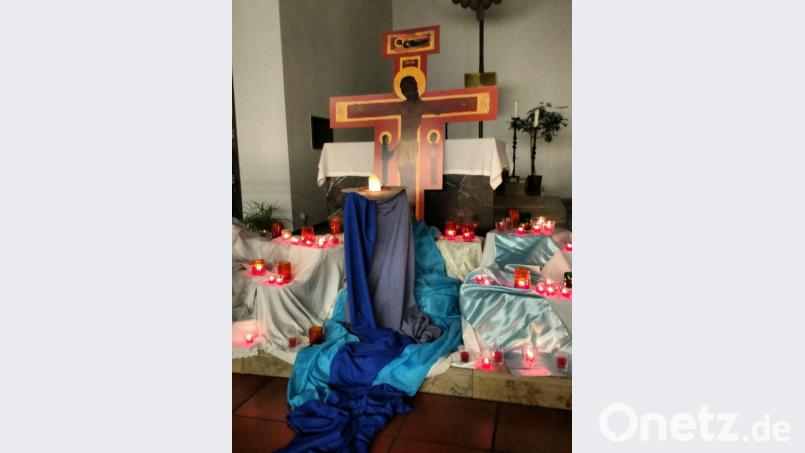 Wasser - Quelle des Lebens. Nur der besonders gestaltete Altar wird von Kerzenlicht erhellt. Bild: wrt