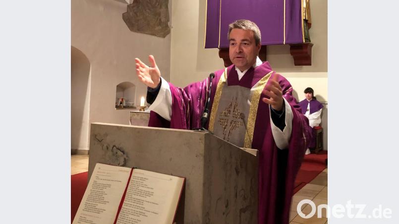 Kein Blatt vor dem Mund nimmt der gebürtige Immenreuther Pfarrer Markus Schmid bei der zweiten Fastenpredigt in der Herz-Jesu-Pfarrkirche. Bild: mez