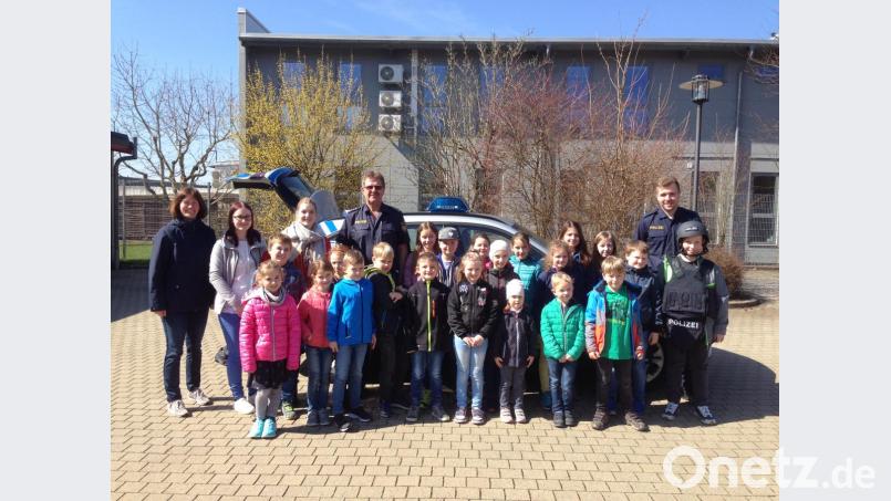 Mit Leiterin Carina Völkl (links) und einem Betreuer-Team besuchten die &quot;Pleysteiner Feuerdrachen&quot; am Samstagvormittag die Polizeiinspektion. Vor allem über die Zusammenarbeit von Polizei und Feuerwehr erfuhren sie wichtige Details. Live konnten sie sogar Zeuge eines prekären Einsatzes werden. Bild: dob