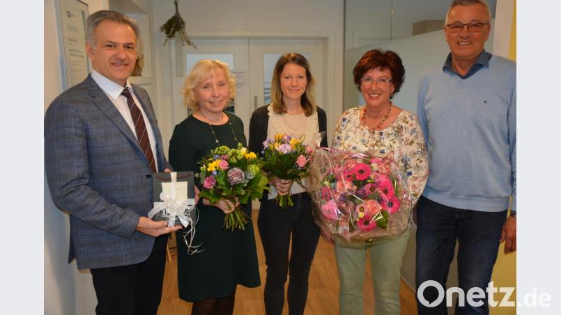 40. Praxisjubiläum feierte Physiotherapeutin Luitgard Müller (Zweite von rechts) und übergab die Geschäftsleitung an Tochter Martina Bächer (Mitte). Regina Glaßl wurde für 20-jährige Betriebstreue ausgezeichnet. Bürgermeister Roland Grillmeier (links) und Willi Müller gratulierten. Bild: jr