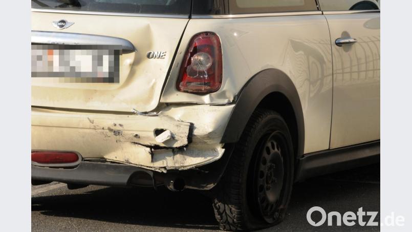 Der Krankenwagen brachte die 45-jährige Fahrerin des Mini-Cooper und ihre Mutter, die neben ihr saß, in das Klinikum St.-Marien. Bild: Huber