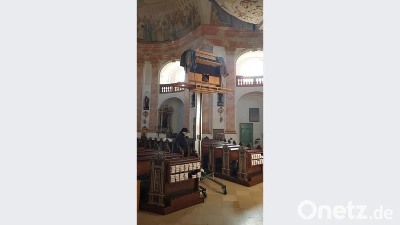 Die Ersatzorgel wird in der Kappl-Kirche mittels eines hydraulischen Hebers in die Höhe gehievt. Bild: kro