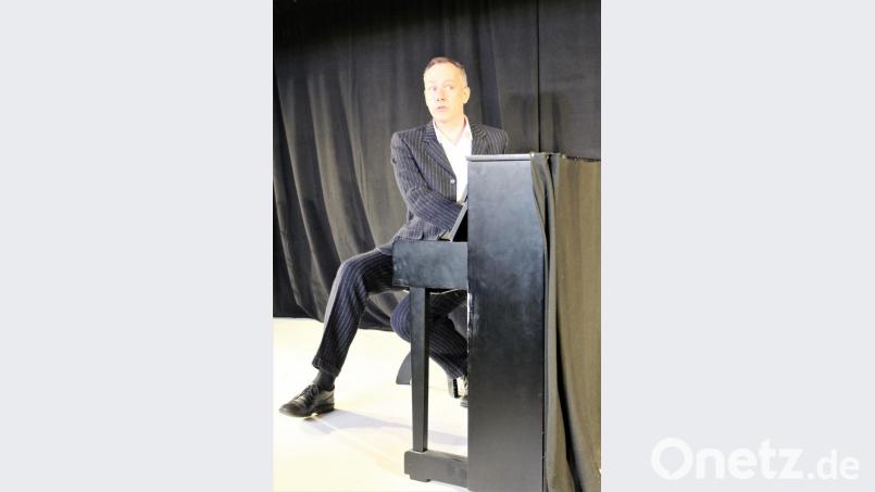 Johannes Kirchberg interpretierte Kurt Tucholsky bei den Weidener Literaturtagen auf hervorragende Art und Weise. Bild: Holger Stiegler
