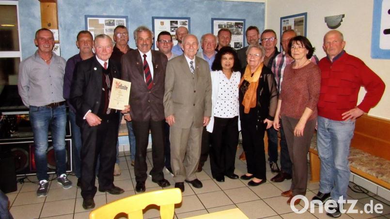 Die Geehrten des SV Freudenberg mit den Gründungsmitgliedern Georg Wienzek (Achter von links) und Hans Dotzler sen. (Neunter von links). Bild: gri
