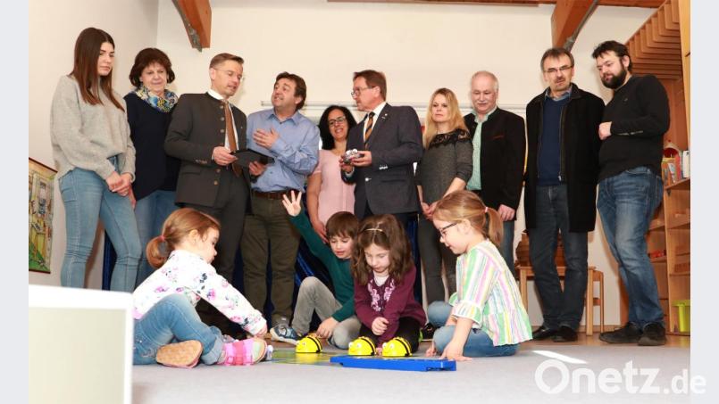 Vertreter der drei örtlichen Kindergärten waren bei der Übergabe der ersten Beebots durch Herbert Schadt (Vierter von links) von der KS Techno Case dabei. Mit auf dem Bild Landtagsabgeordneter Tobias Reiß (Dritter von links), Bürgermeister Hans Donko (Fünfter von rechts) und Pfarrer Martin Besold (Zweiter von rechts). Bild: njn